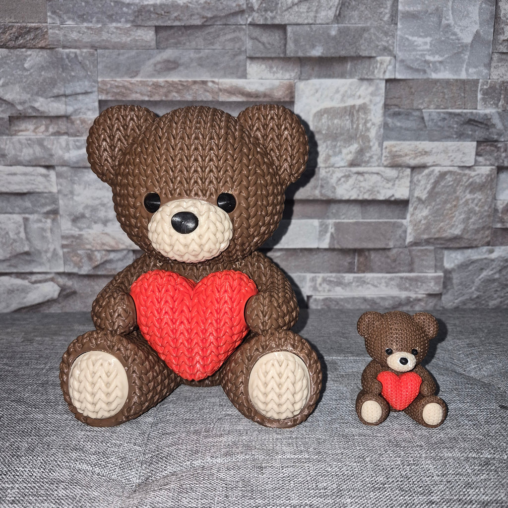 Figurine ourson tricot 3D avec cœur • Sculpture artisanale mignonne • Cadeau romantique