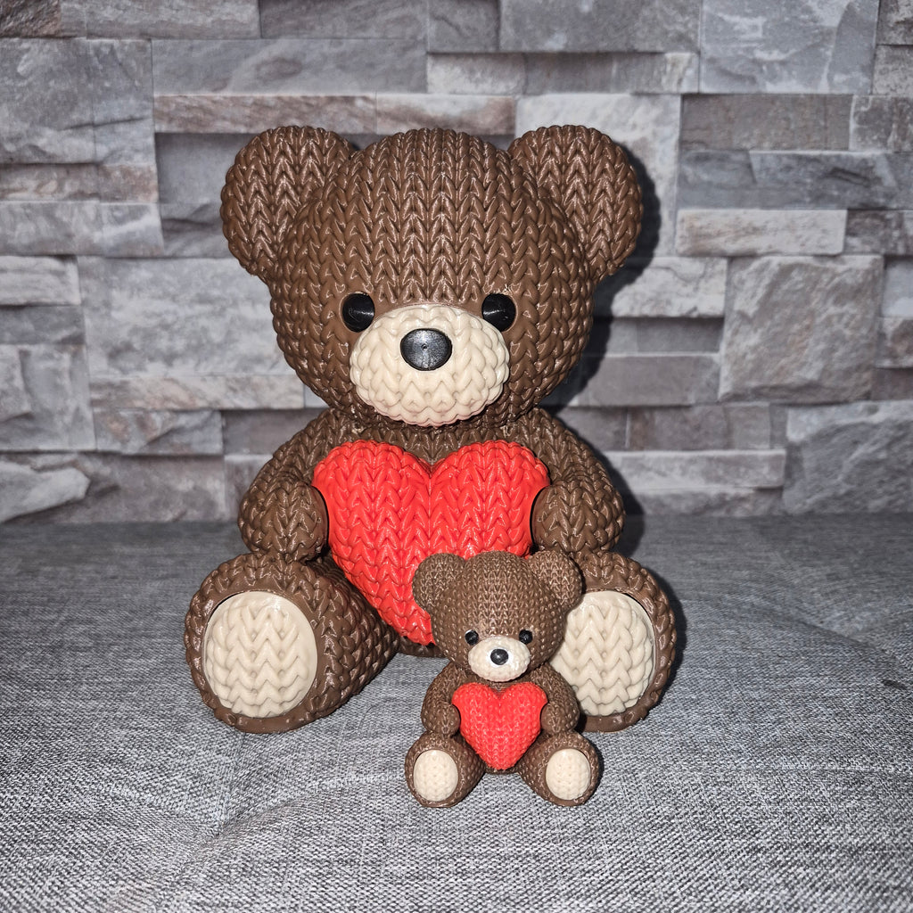 Figurine ourson tricot 3D avec cœur • Sculpture artisanale mignonne • Cadeau romantique