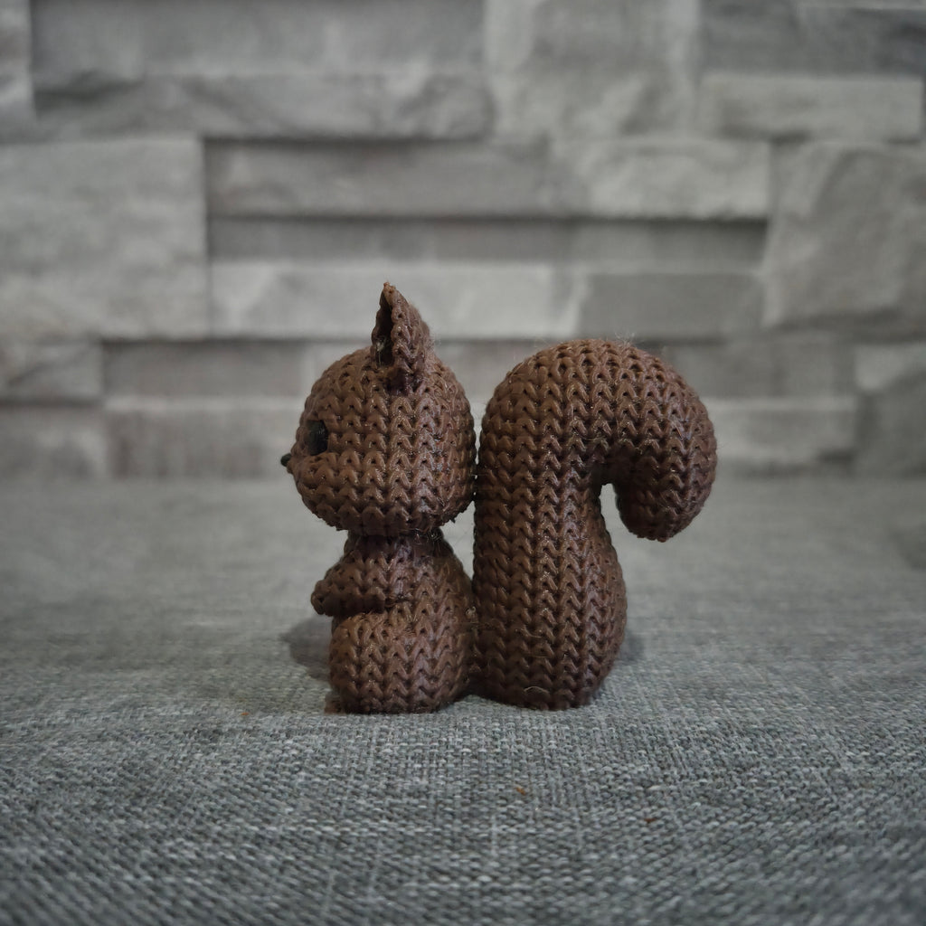 Figurine écureuil tricot 3D • Sculpture artisanale • Déco forestière