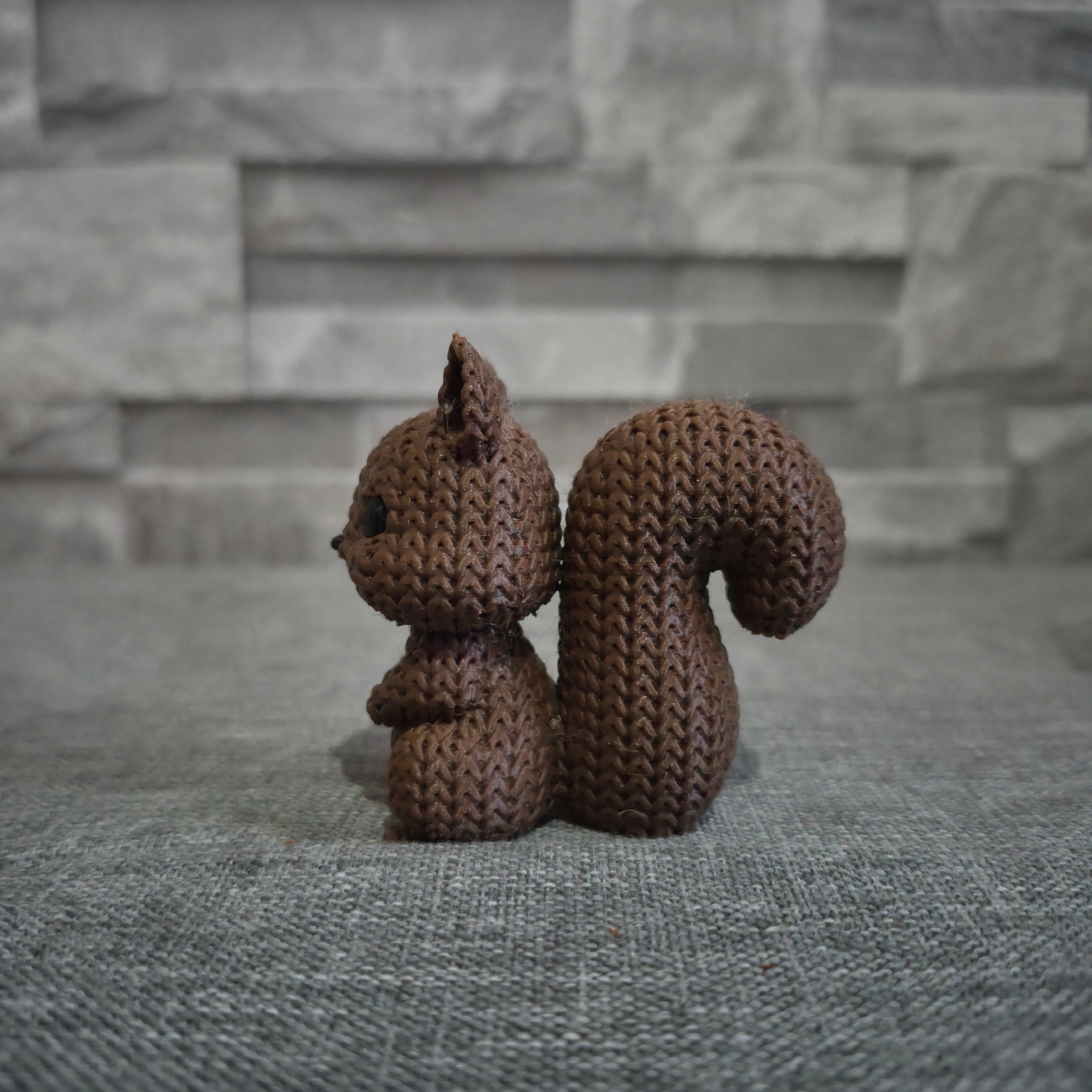 Figurine écureuil tricot 3D • Sculpture artisanale • Déco forestière