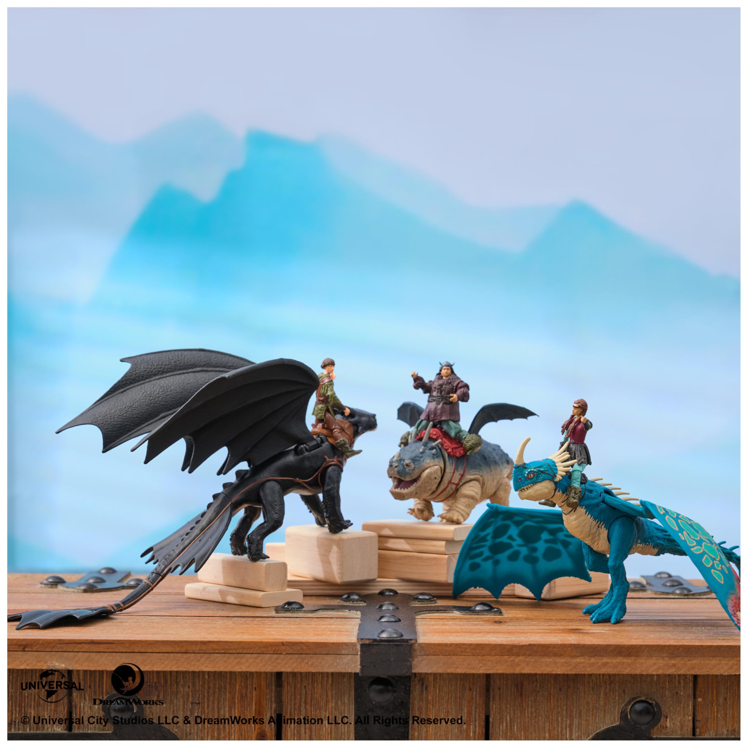 Dreamworks Dragons - Toothless Dragon Figure + Hiccup Viking Figure - 25cm Articulated Toothless Figure and 10cm Trainer - Children's Gift - Toy for Ages 4 and Up Inspired by the Movie How to Train Your Dragon