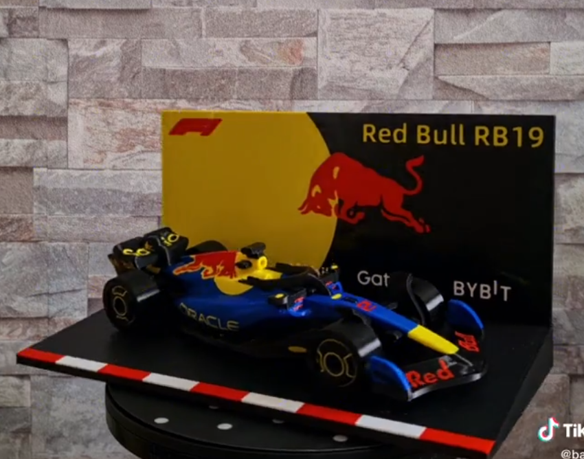 Voiture de course décorative en impression 3D avec socle