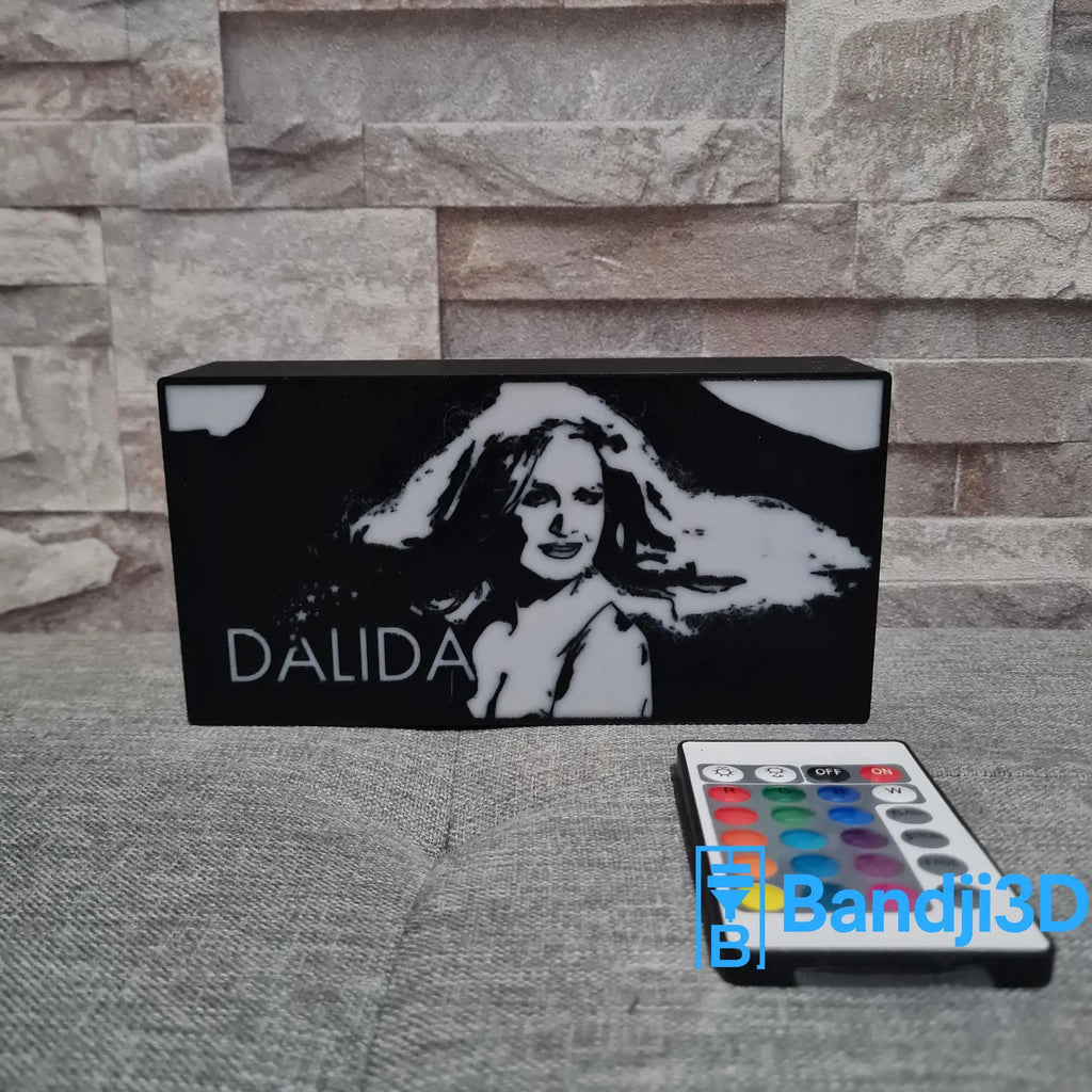 Lampe LED Dalida – Portrait Gravé & Personnalisation au Dos | Bandji3D Bandji3D