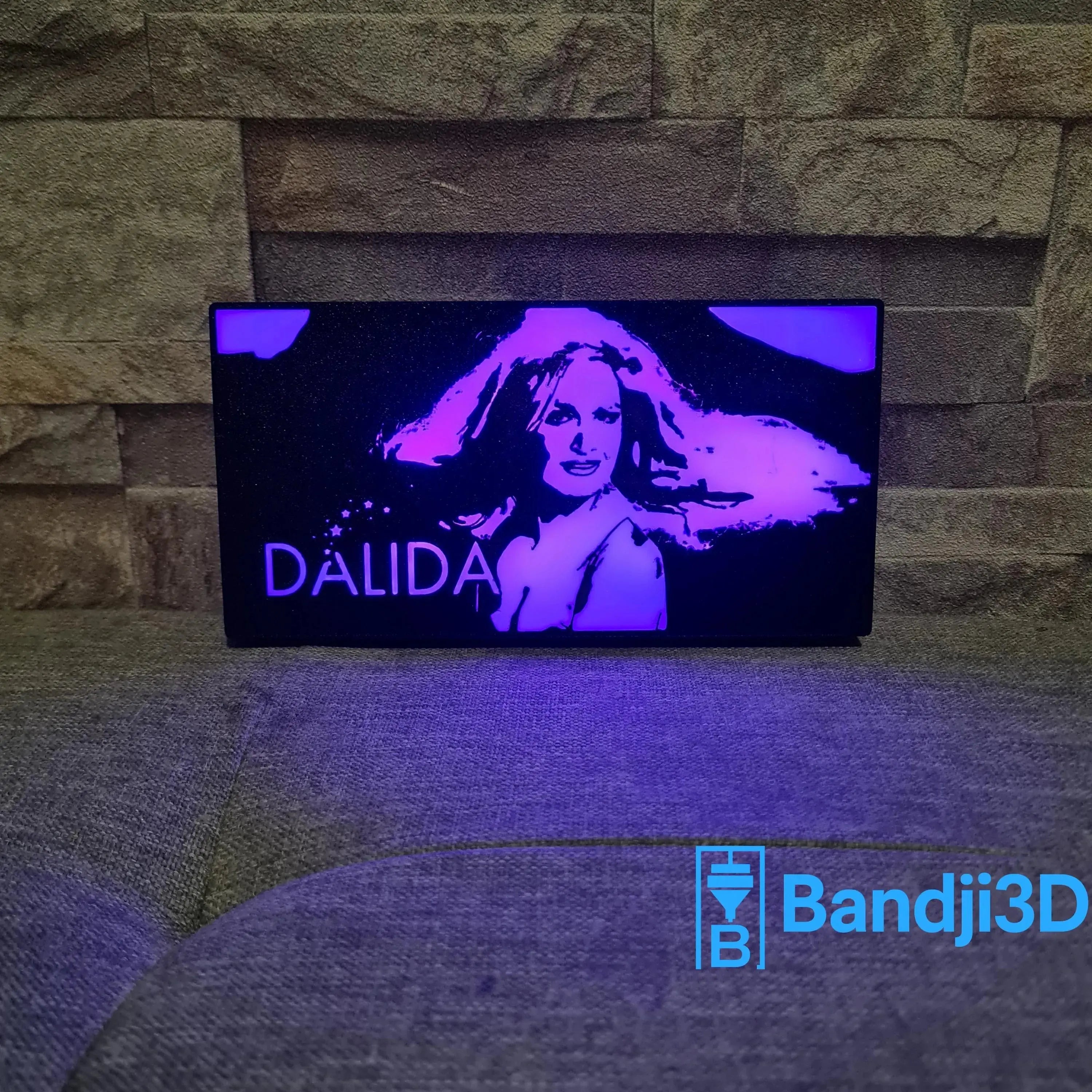 Lampe LED Dalida – Portrait Gravé & Personnalisation au Dos | Bandji3D Bandji3D