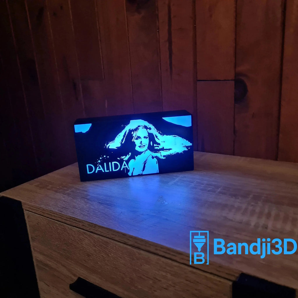 Lampe LED Dalida – Portrait Gravé & Personnalisation au Dos | Bandji3D Bandji3D