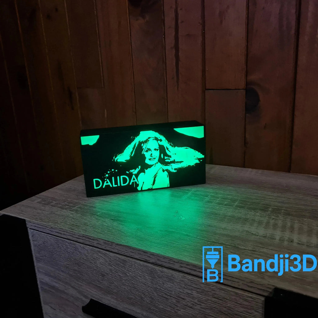 Lampe LED Dalida – Portrait Gravé & Personnalisation au Dos | Bandji3D Bandji3D
