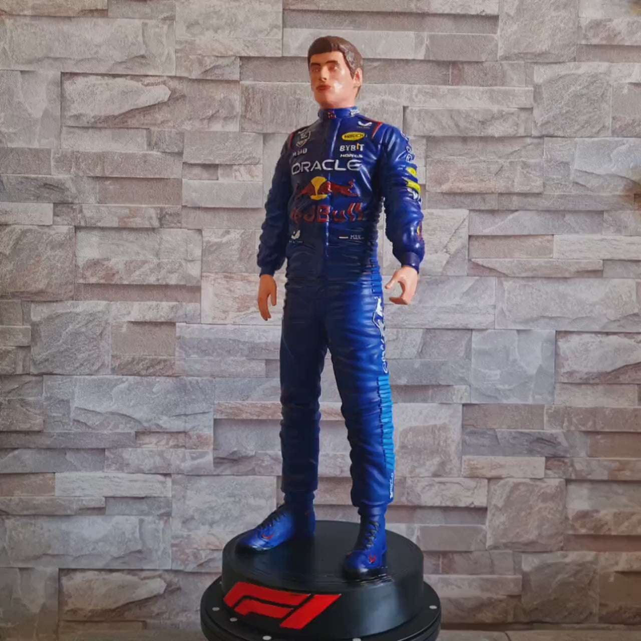 Statue 3D inspiré de l’univers Max Verstappen Style F1–Figurine de pilote peinte à la main | Bandji3D