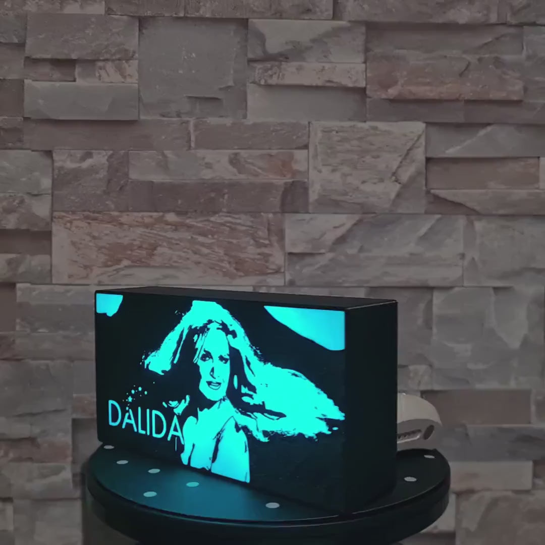 Lampe LED Dalida–Portrait gravé et personnalisation au dos | Bandji3D