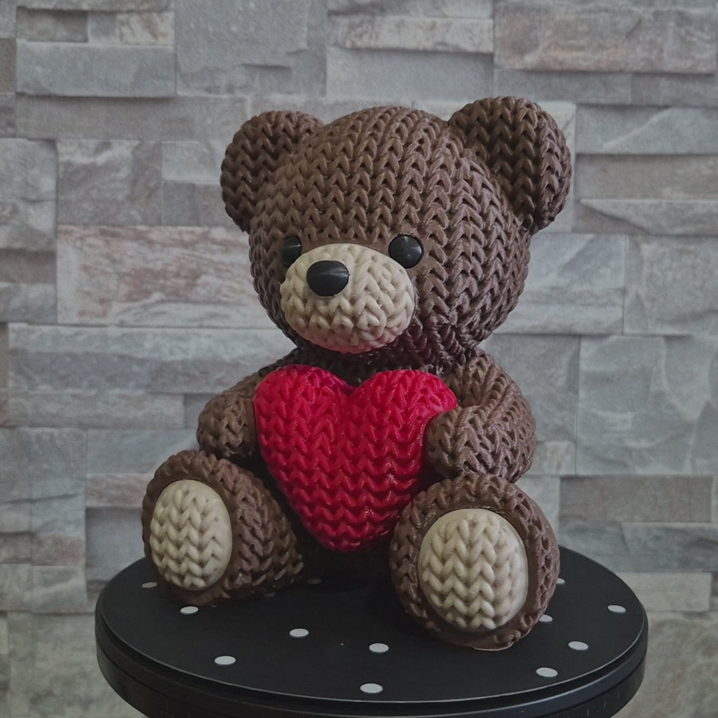Figurine ourson tricot 3D avec cœur • Sculpture artisanale mignonne • Cadeau romantique
